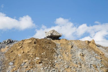 Maden sahasındaki bir çöplüğe çöp kamyonu boşaltıyorum.