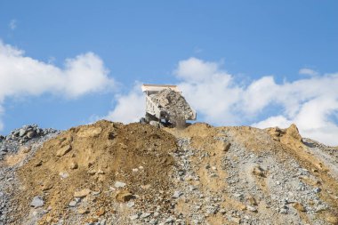 Maden sahasındaki bir çöplüğe çöp kamyonu boşaltıyorum.