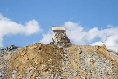 Maden sahasındaki bir çöplüğe çöp kamyonu boşaltıyorum.