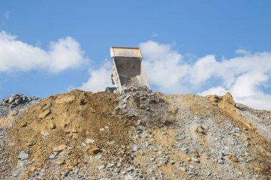 Maden sahasındaki bir çöplüğe çöp kamyonu boşaltıyorum.