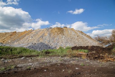 Maden alanında büyük bir taş yığını var.