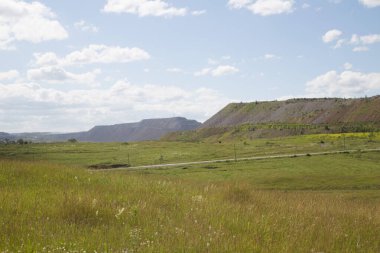 Maden alanında büyük bir taş yığını var.