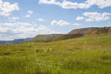 Maden alanında büyük bir taş yığını var.