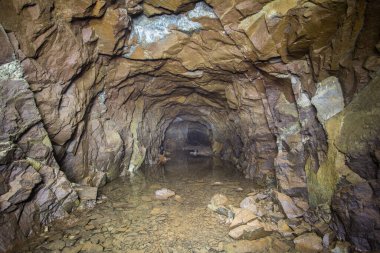 Yeraltı terk edilmiş platin madeni su dolu tünel.