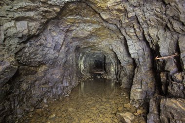 Yeraltı terk edilmiş platin madeni su dolu tünel.
