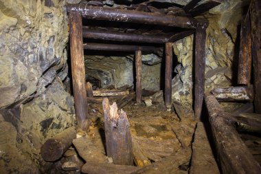 Yeraltı terk edilmiş platin maden tüneli ve çökmüş ahşap kereste.