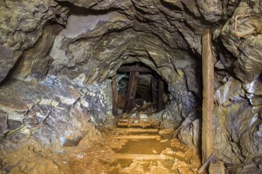Yeraltı terk edilmiş platin maden tüneli ve çökmüş ahşap kereste.