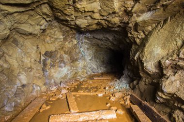 Yeraltı terk edilmiş platin maden tüneli çöktü.