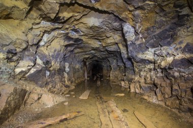 Yeraltı terk edilmiş platin madeni su dolu tünel.