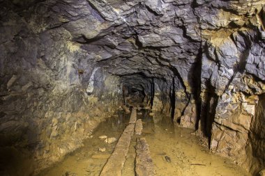 Yeraltı terk edilmiş platin madeni su dolu tünel.