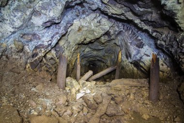 Yeraltı terk edilmiş platin maden tüneli ve çökmüş ahşap kereste.