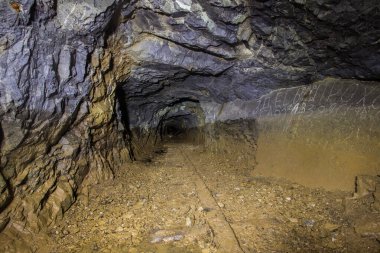Yeraltı terk edilmiş platin maden tüneli çöktü.