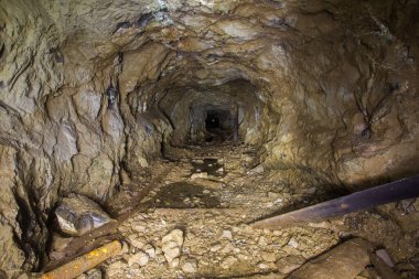 Yeraltı terk edilmiş platin madeni tüneli