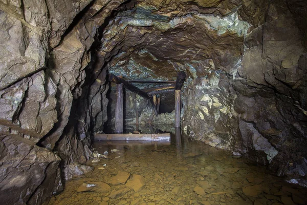Подземный Заброшенный Шахтный Тоннель Платиновой Руды Разрушенной Древесиной — стоковое фото