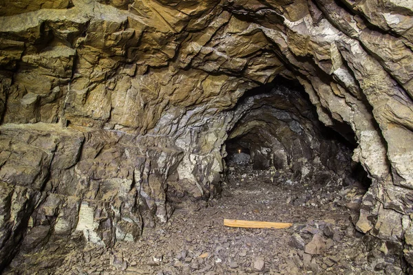Разрушился Подземный Заброшенный Шахтный Тоннель — стоковое фото