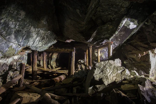 Túnel Subterráneo Abandonado Mina Mineral Platino Con Madera Colapsada — Foto de Stock