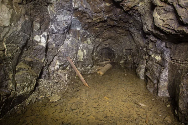 Podziemny Opuszczony Tunel Kopalni Rudy Platyny Wodą — Zdjęcie stockowe