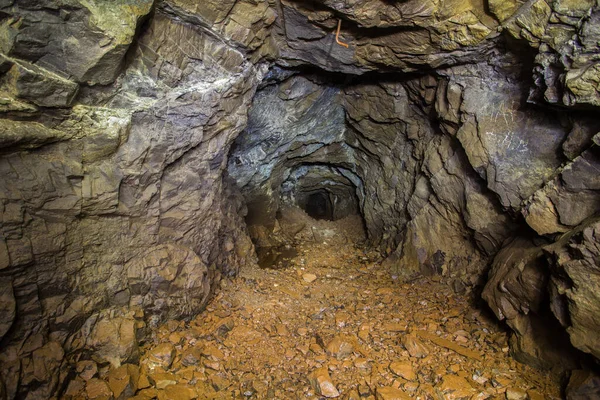 Разрушился Подземный Заброшенный Шахтный Тоннель — стоковое фото