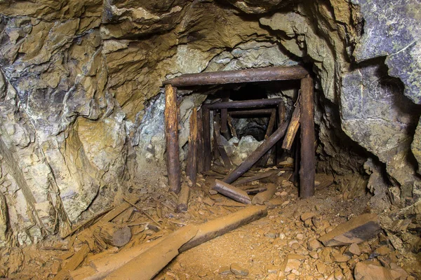 Yeraltı Terk Edilmiş Platin Maden Tüneli Çökmüş Ahşap Kereste — Stok fotoğraf