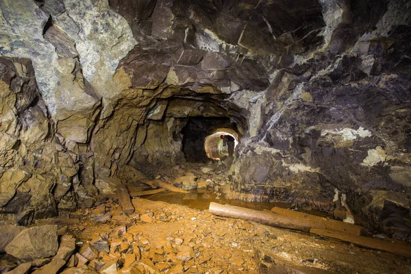 Podziemny Opuszczony Tunel Kopalni Rudy Platyny Górnikiem — Zdjęcie stockowe