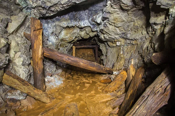 Yeraltı Terk Edilmiş Platin Maden Tüneli Çökmüş Ahşap Kereste — Stok fotoğraf