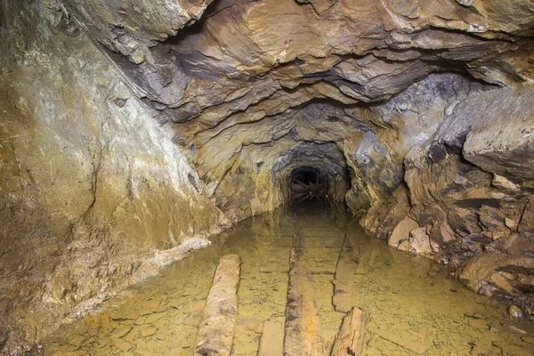 Tunnel Souterrain Abandonné Mine Platine Avec Eau — Photo
