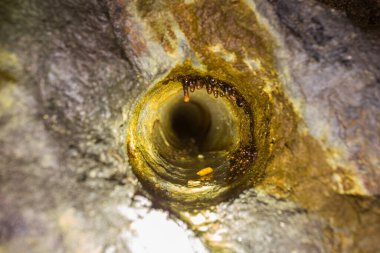 Yeraltındaki bakır madenindeki delik ya da maden deliği deliğinin içine bak.