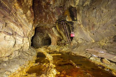 Terk edilmiş bakır madeni. Yeraltı tüneli. Sarı toprak ve 