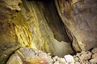 Terk edilmiş bakır cevheri yeraltındaki tünel önerilen maden cevheri.