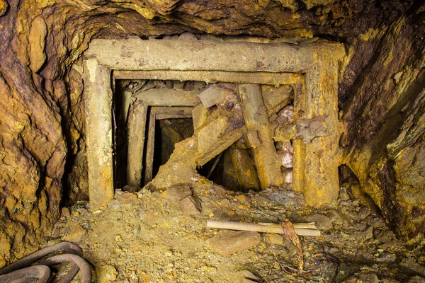 Antiguo Túnel Subterráneo Del Eje Mina Cobre Con Orechute — Foto de Stock