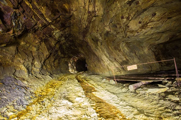 Tunnel Souterrain Abandonné Pour Mine Cuivre Avec Saleté Jaune Panneau — Photo