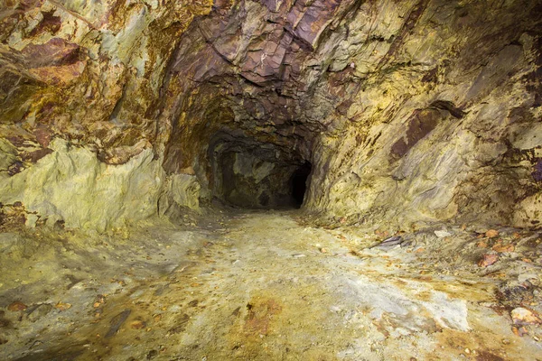 Mina Cobre Abandonada Túnel Subterráneo Con Tierra Amarilla — Foto de Stock