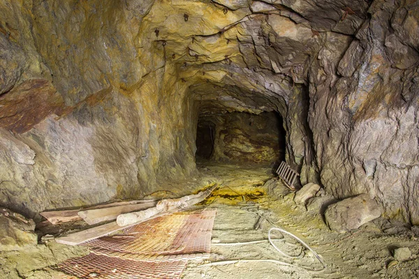 Mina Cobre Abandonada Túnel Subterráneo Con Tierra Amarilla — Foto de Stock