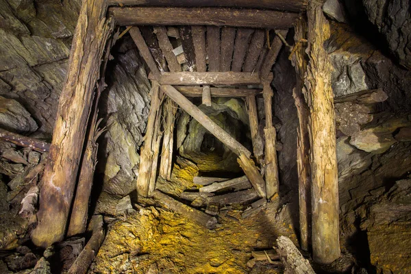 Mina Cobre Abandonada Túnel Subterráneo Con Madera Colapsada — Foto de Stock