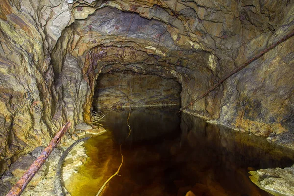 Mine Cuivre Abandonnée Tunnel Souterrain Avec Eau Jaune — Photo