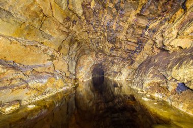 Terk edilmiş bakır cevheri. Sarı suyu olan yeraltı tüneli.