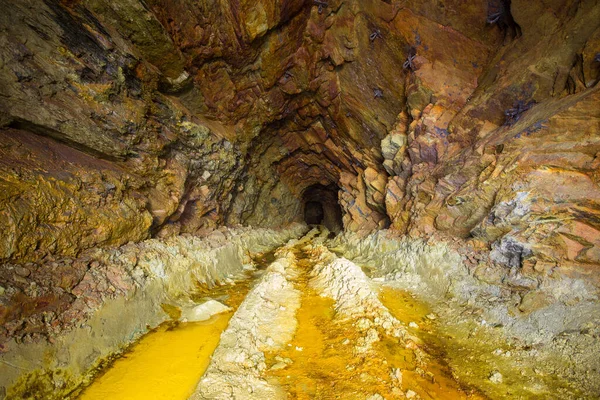 Opuszczona Kopalnia Rudy Miedzi Podziemny Tunel Żółtym Brudem — Zdjęcie stockowe
