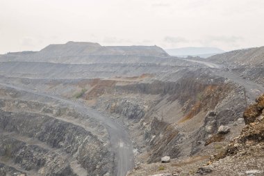 Büyük, açık bir magnezit ocağı.