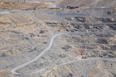 Büyük, açık bir magnezit ocağı.