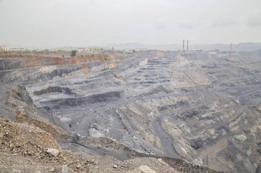 Büyük, açık bir magnezit ocağı.