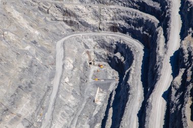 Büyük, açık bir magnezit ocağı.