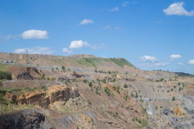 Büyük, açık bir magnezit ocağı.