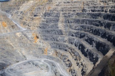 Büyük, açık bir magnezit ocağı.