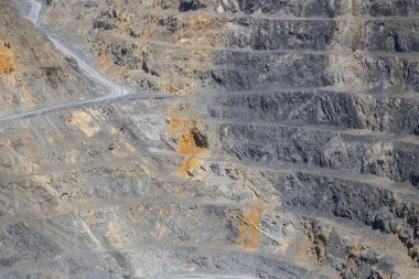 Büyük, açık bir magnezit ocağı.