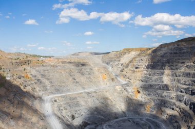 Büyük, açık bir magnezit ocağı.