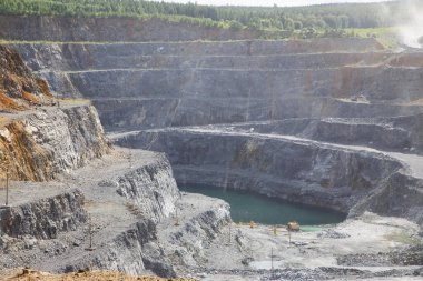 Büyük, açık bir magnezit ocağı.