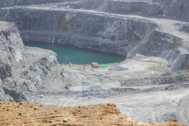 Büyük, açık bir magnezit ocağı.