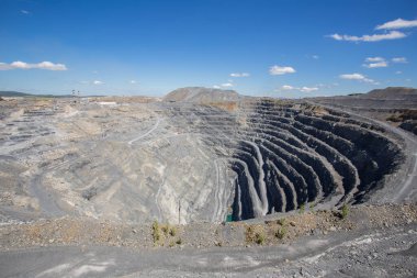 Büyük, açık bir magnezit ocağı.