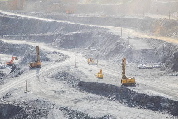 Gran Mina Cantera Magnesita Cielo Abierto Con Perforadoras Trabajo Excavadoras — Foto de Stock