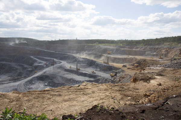 Большой карьер с открытым магнезитом
